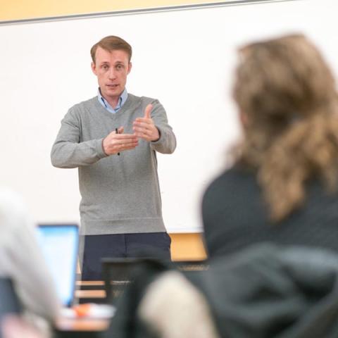 UNH professor giving leacture to UNH 卡西公共政策学院 students